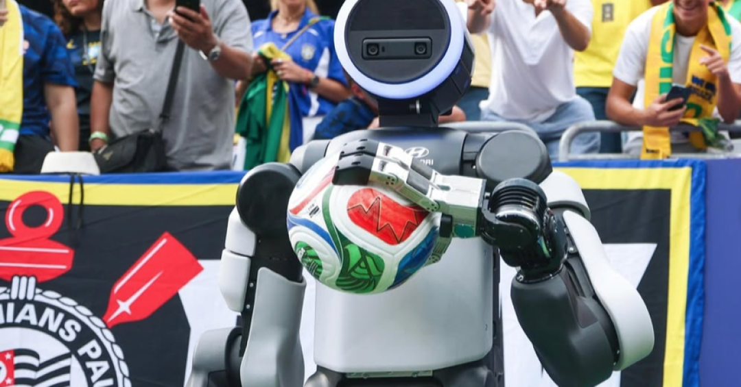 Robô Atlas imita comemoração e entrega bola antes de Brasil x Noruega