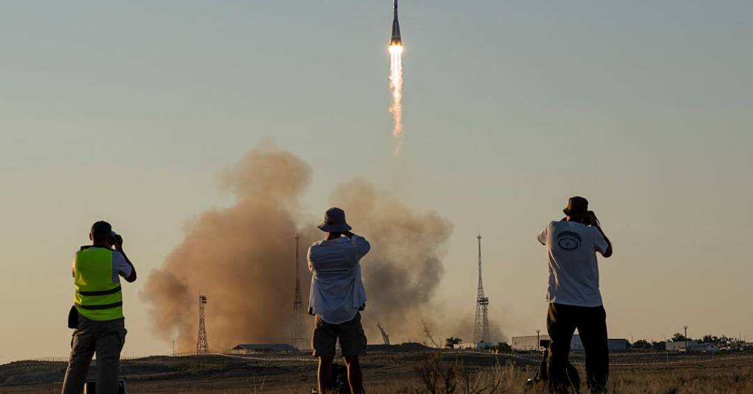 Rússia lança astronautas em missão histórica para a ISS