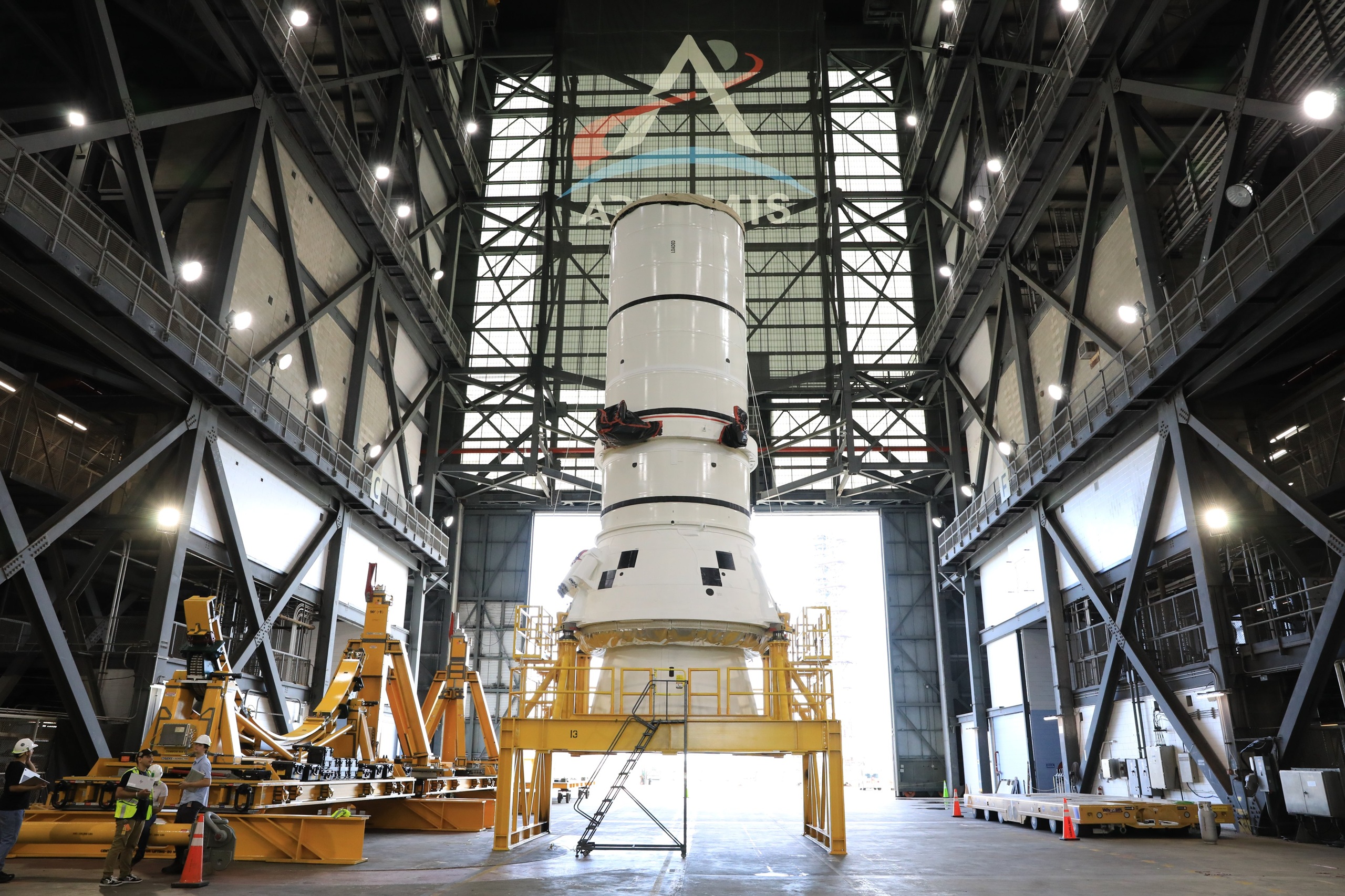 Artemis 3: NASA Inicia Montagem do Foguete para Missão Lunar