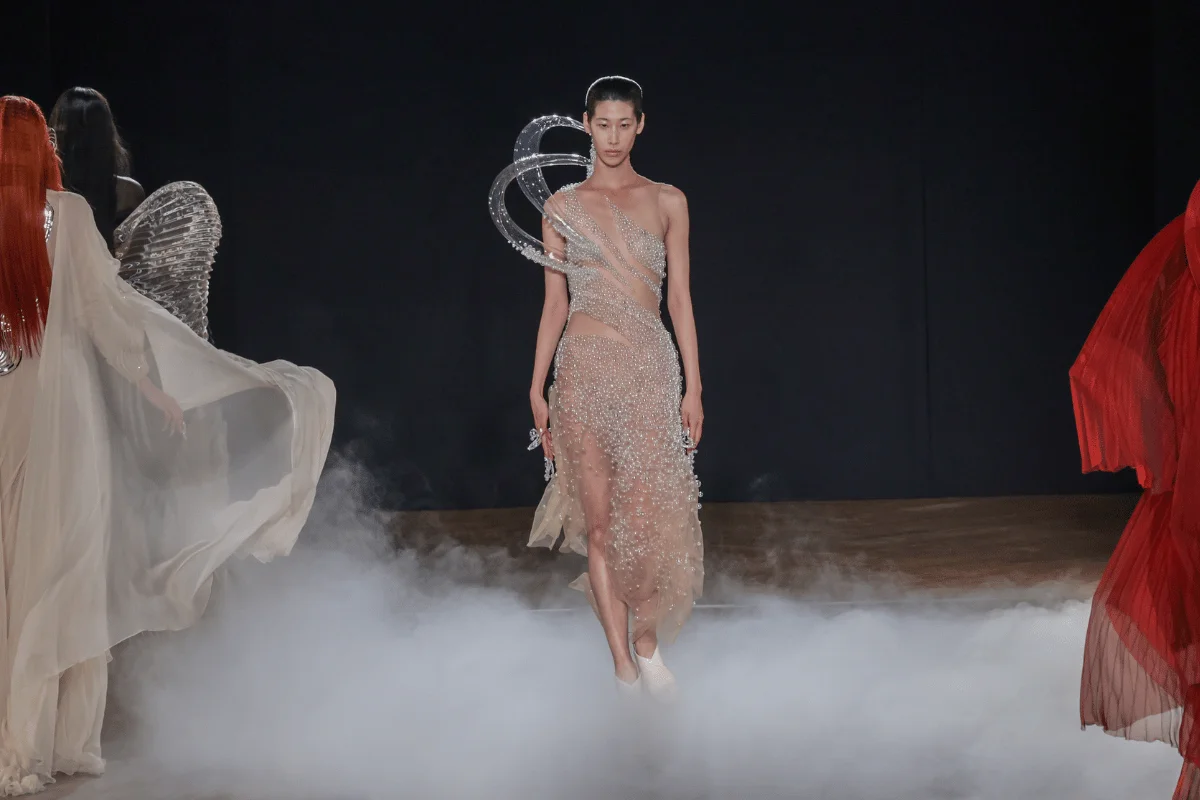 Vestido de plasma faz história na alta-costura com tecnologia da NASA