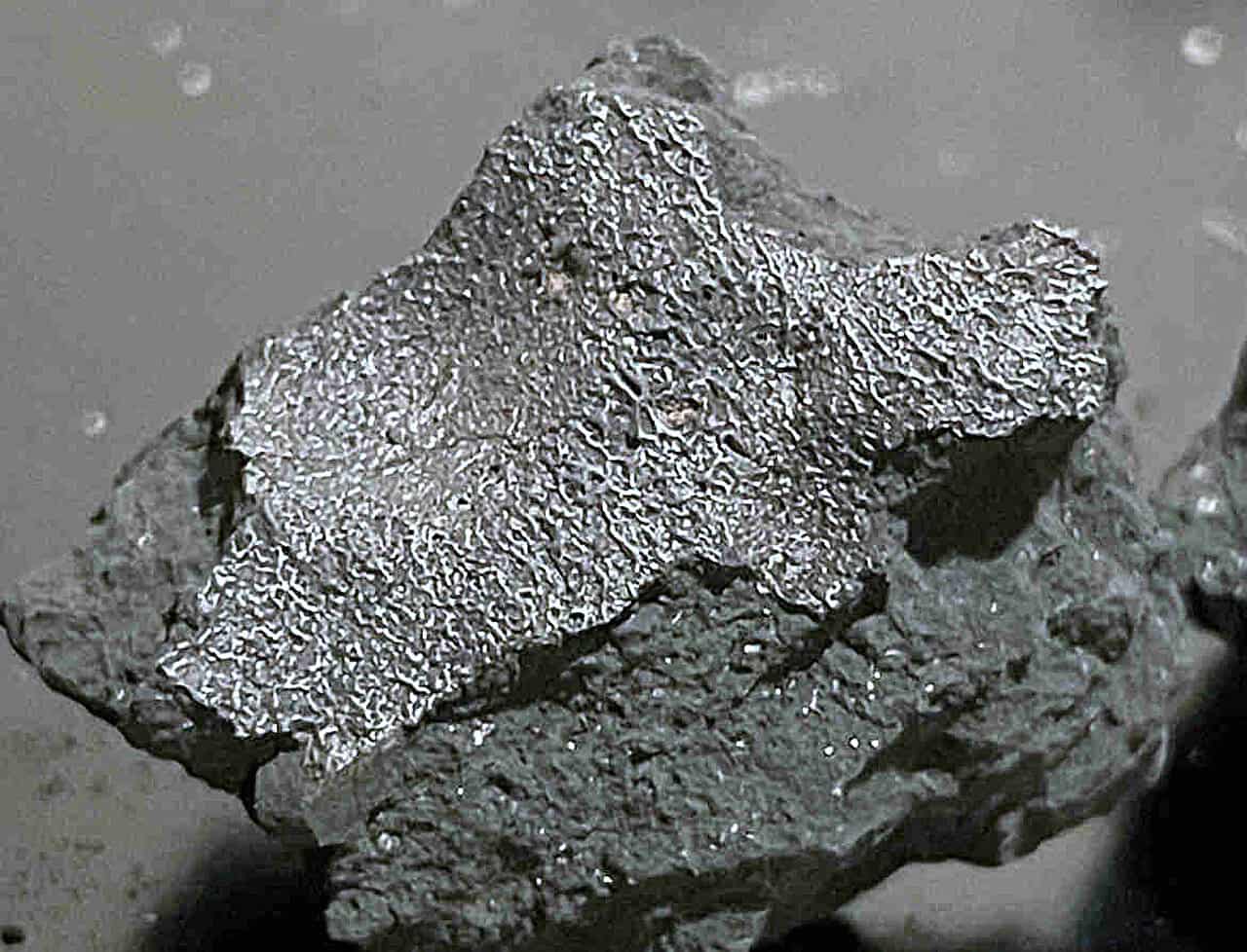 Meteorito cai em casa e revela química pré-vida na Terra