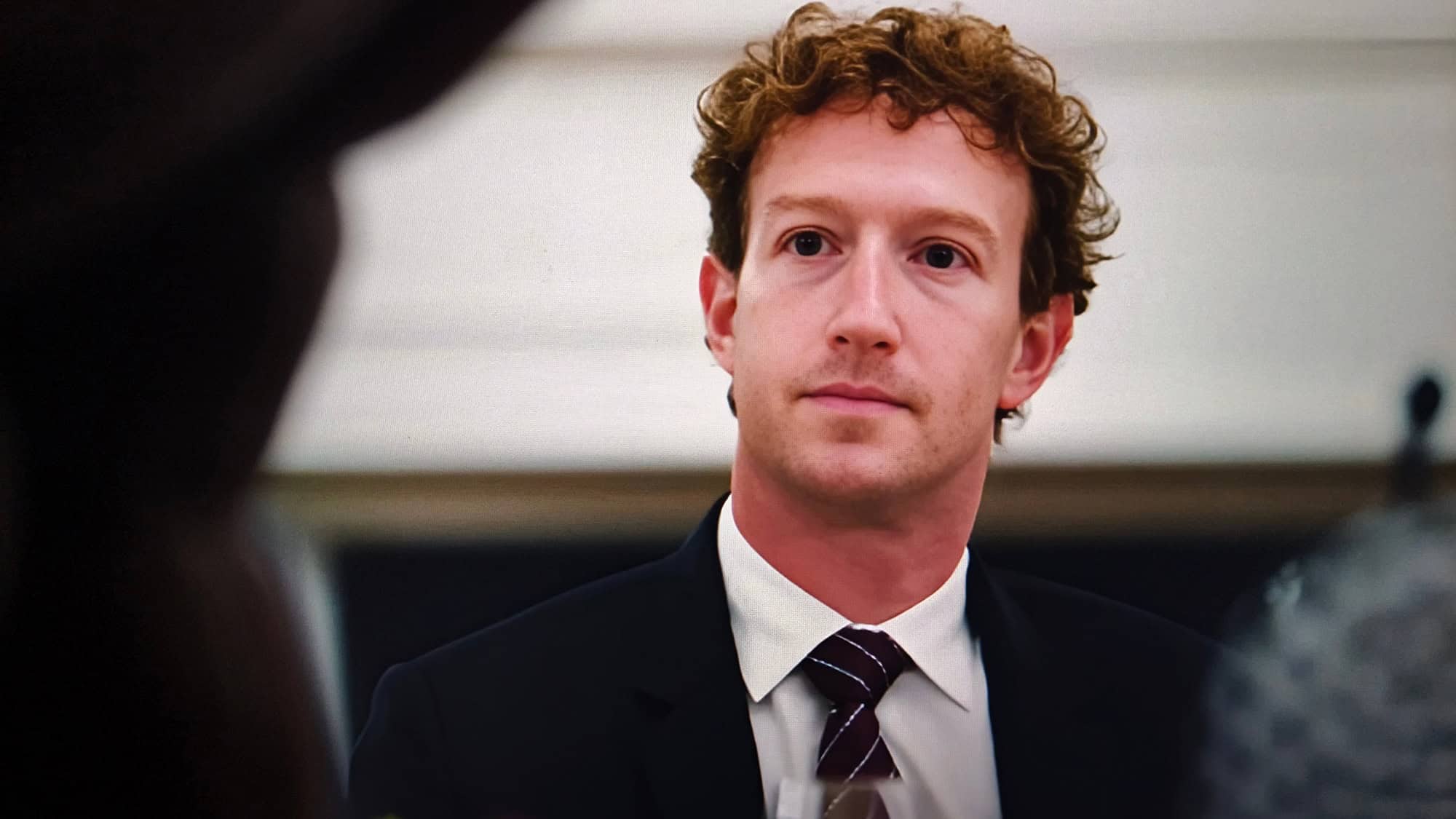Concentração IA: Zuckerberg critica rivais e alerta para ameaça à inovação