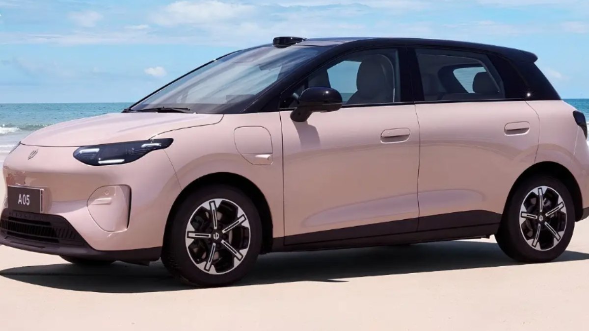 Leapmotor A05: Elétrico é flagrado no Brasil e entra em pré-venda na China