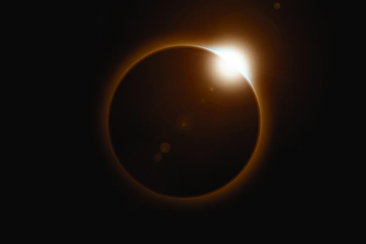 Eventos Astronômicos de Agosto: Eclipses e Chuva de Meteoros Marcam o Mês