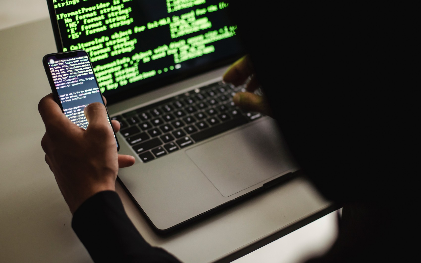 Inteligência Artificial: IA freia salários antes de cortar empregos, aponta estudo