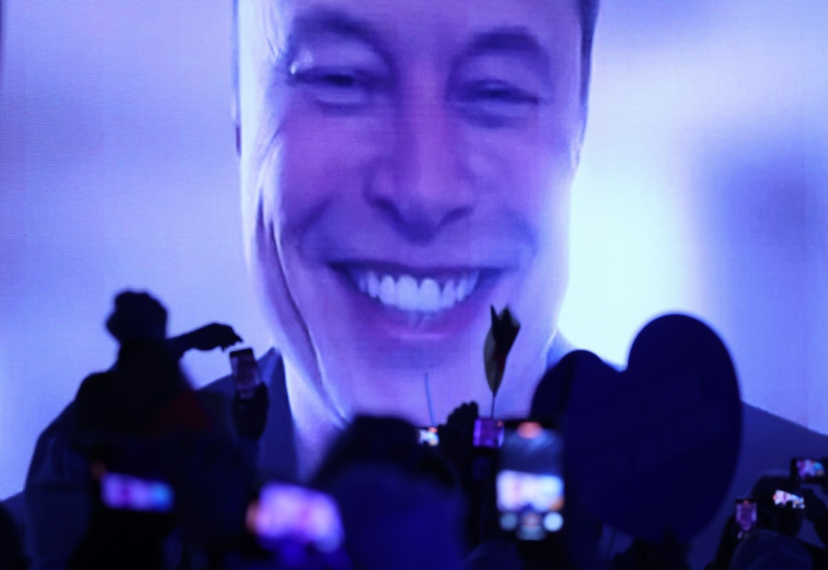 xAI de Elon Musk provoca OpenAI ao redirecionar domínio dot.com para o Grok