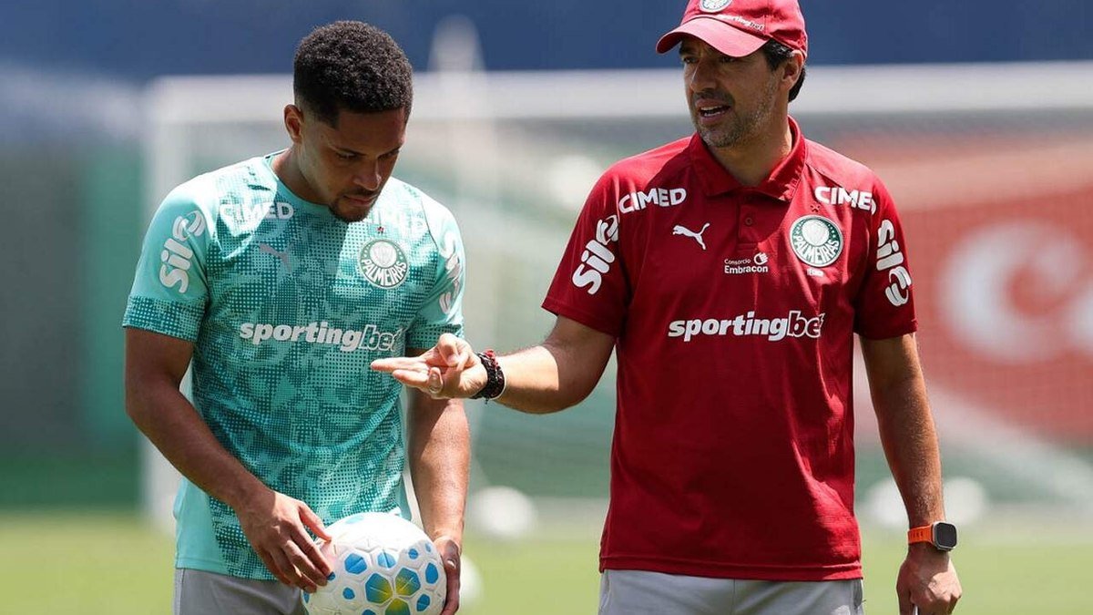 Vitor Roque deve desfalcar o Palmeiras em jogo decisivo da Libertadores