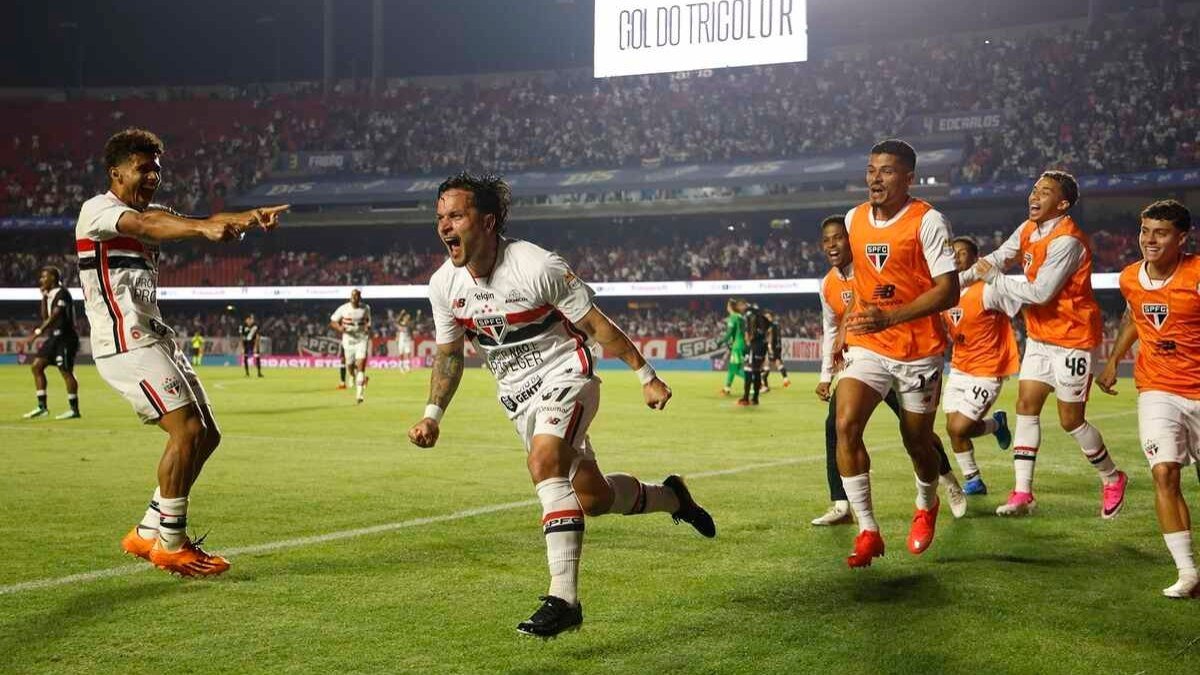 Dorival Júnior celebra vitória do São Paulo sobre o Vasco no MorumBIS