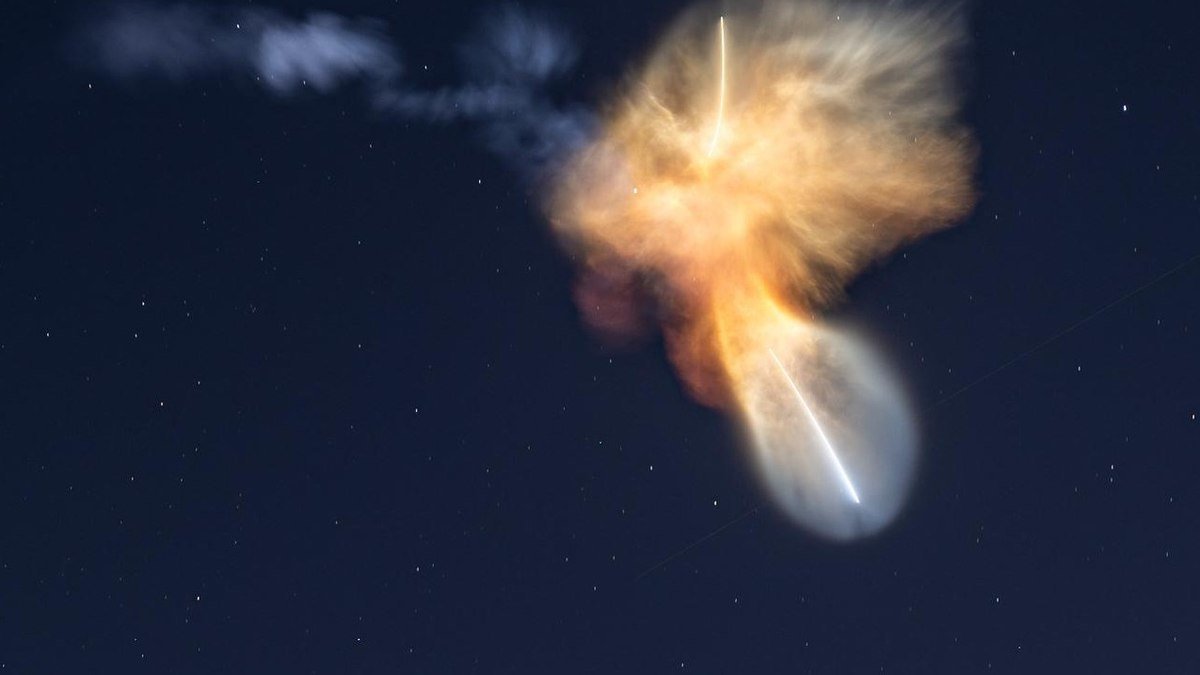 Água-viva espacial: foguete da SpaceX cria espetáculo luminoso no céu da Flórida