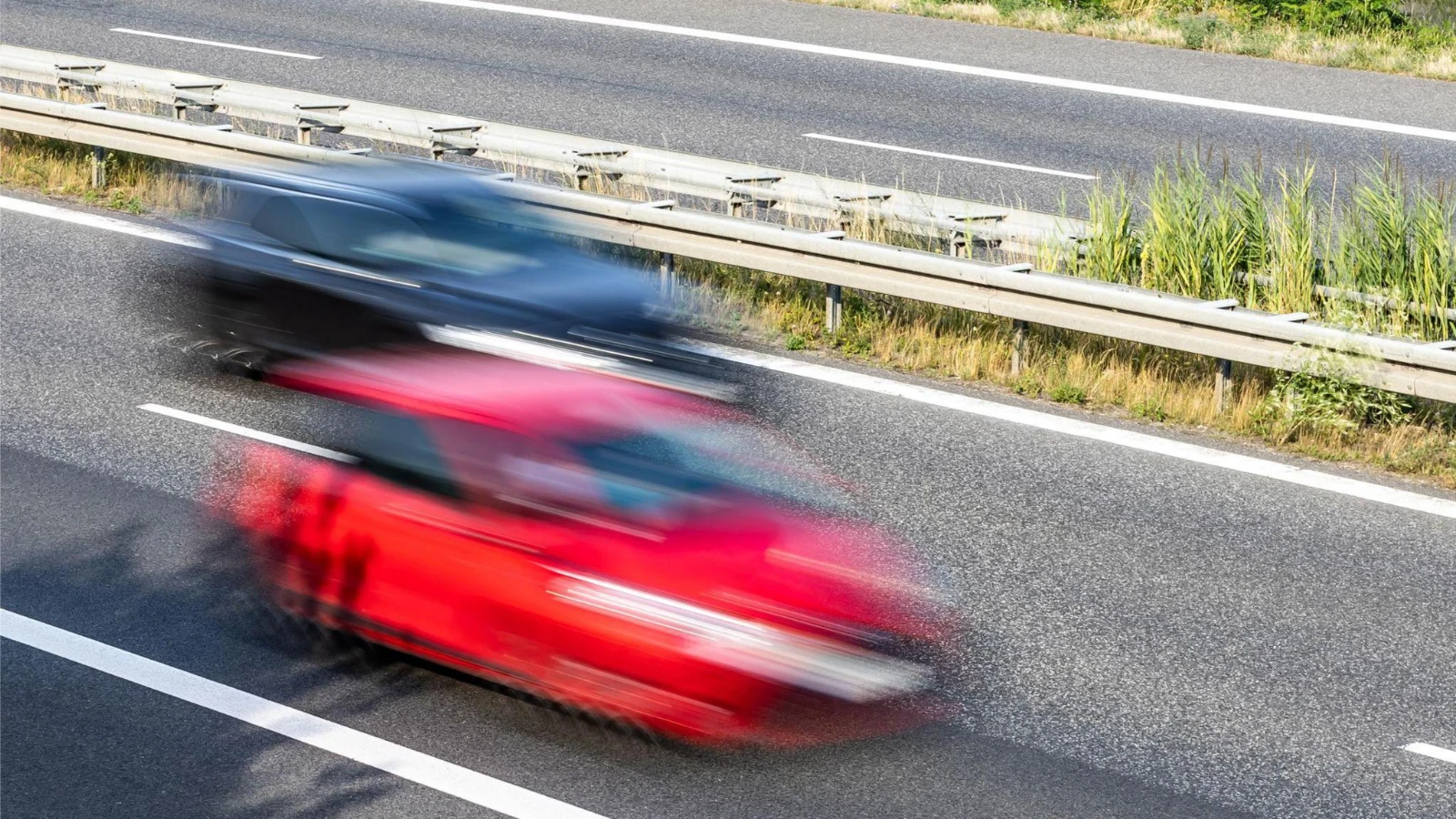Acelerar o carro compensa? A matemática revela o ganho real de tempo