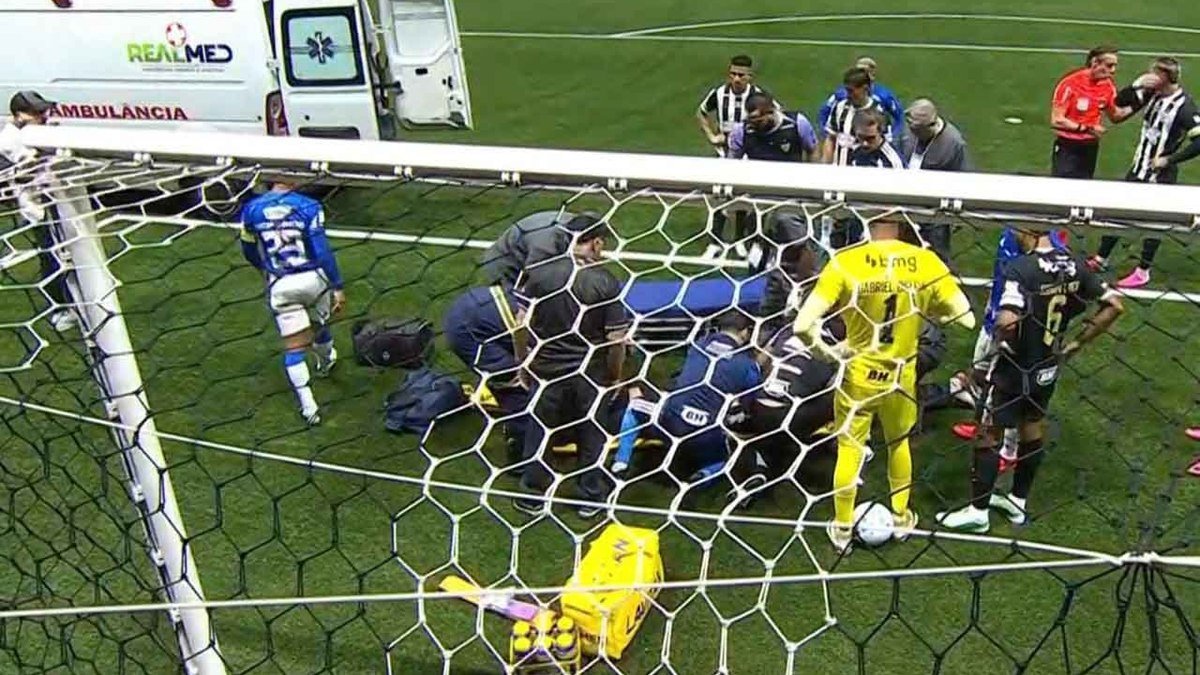 Vitão deixa clássico mineiro de ambulância após choque com goleiro