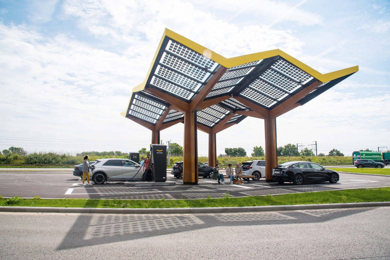 Recarga de carro elétrico no Brasil atrai investimento institucional