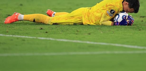Muslera vive reviravolta extrema: de vilão na Copa a herói do Maracanã